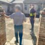 ▲圖說：通霄分局烏眉派出所員警護送呂姓獨居老翁返家 （圖／苗栗縣政府提供）