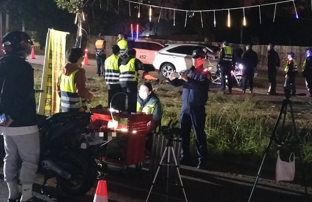 ▲圖說:中市警第四分局於望高寮前執行「環警監聯合稽查」勤務,共有3機車3汽車噪音檢測不合格 (圖/台中市政府 提供)