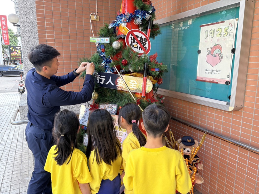 ▲圖說：警察叔叔化身「聖誕小幫手」，陪著孩子們一起動手布置「勿酒駕、勿毒駕」、「反詐騙」小標語           （圖／台中市政府 提供）