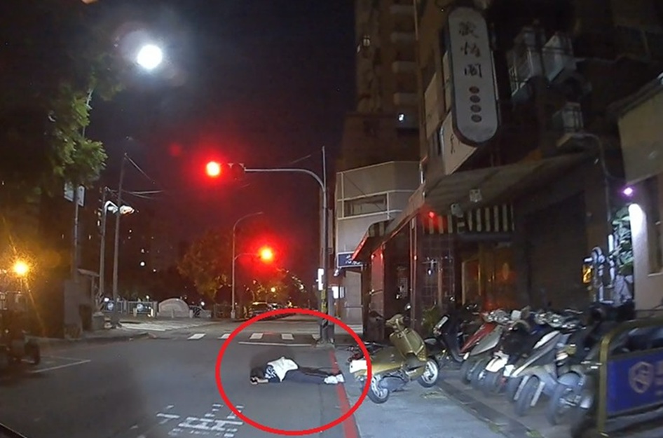 ▲圖說:酒醉男子半夜大字形趴臥於車道上,巡邏員警將其帶回派出所,並連絡上父親領回 (圖/台中市政府 提供)
