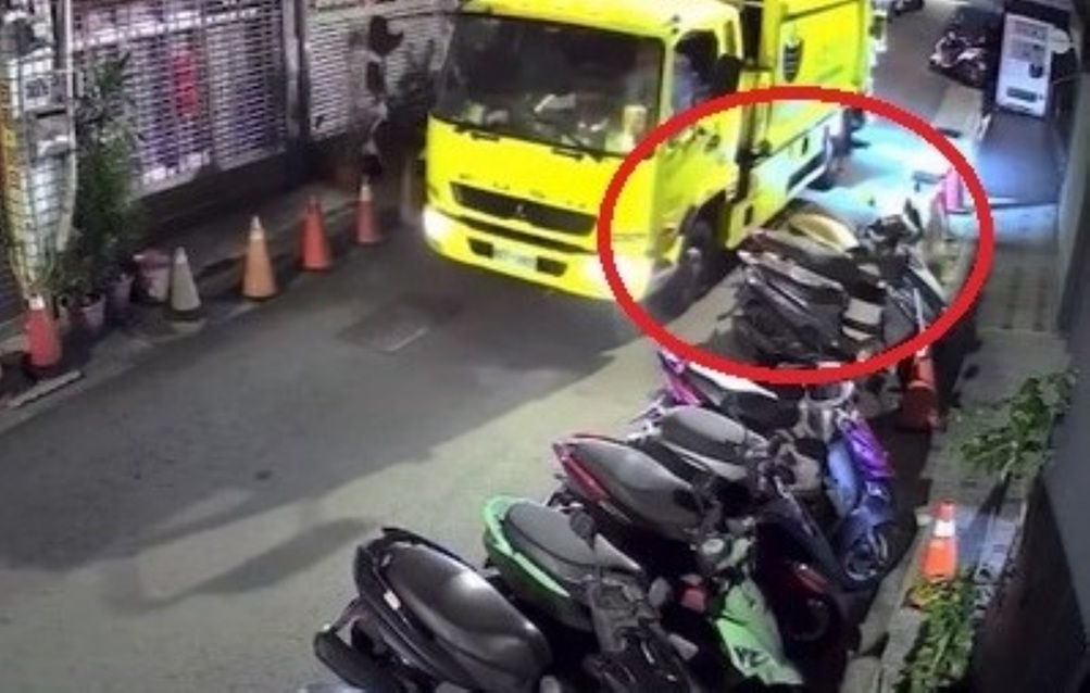 ▲圖說:員警調閱監視畫面後,發現一輛廢棄物清運車倒車時不慎撞倒朱女的機車 (圖/台中市政府 提供)