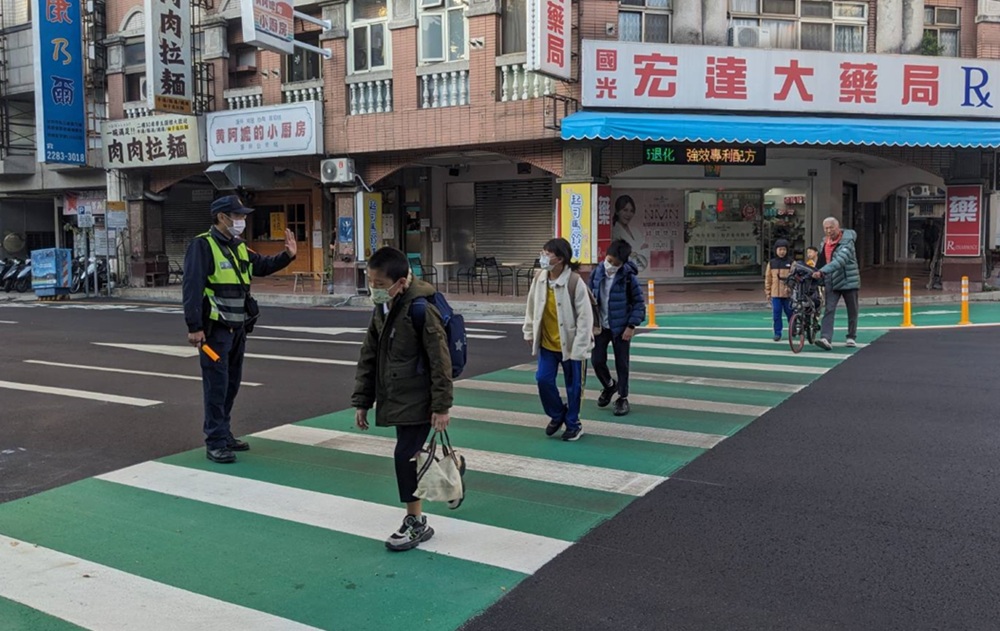 ▲圖說：中市警第三分局加強火車站、百商場與校園周邊安全維護，確保市民及學童人身安全 （圖／台中市政府 提供）
