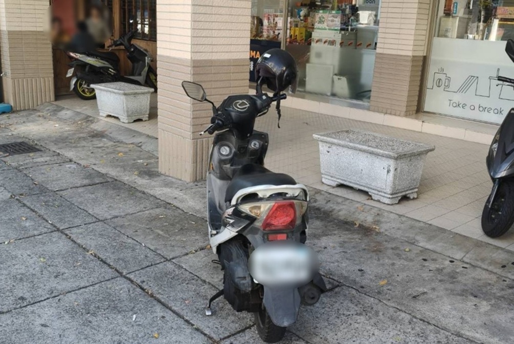 ▲圖說:員警調閱監視器揭開黃男丟車真相,原來黃男騎機車出門至超商購物後,卻是走路回家 (圖/台中市政府 提供)