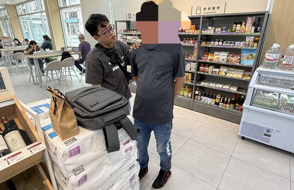 ▲圖說:新湖警分局專案小組於面交現場埋伏,當場活逮邱姓車手,追回贓款101萬3,700元 (圖/新竹縣政府 提供)