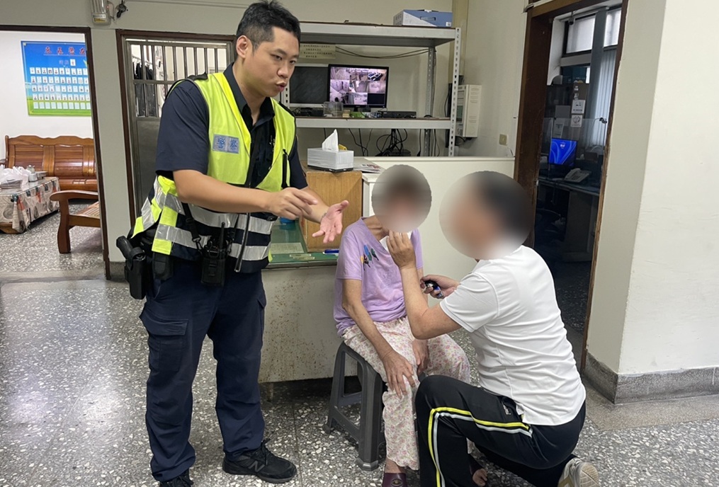 ▲圖說：員警聯繫上李婦兒子前來警所，李婦見到兒子的瞬間情緒潰堤，落下激動的淚水 （圖／台中市政府 提供）