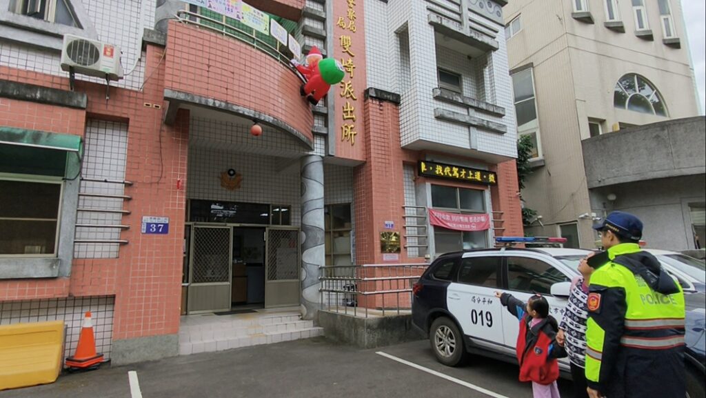 ▲圖說：和平警分局雙崎派出所的「聖誕老公公翻牆」佈置，讓小朋友不禁駐足觀看 （圖／台中市政府 提供）
