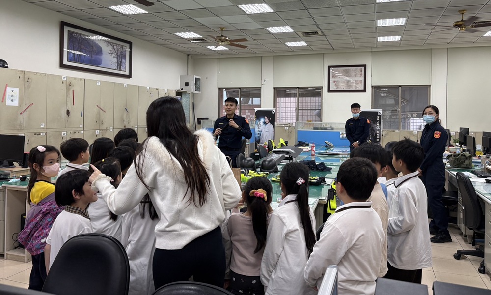 ▲圖說：近距離認識警察的工作日常，孩子們感到新奇又興奮 （圖／台中市政府 提供）