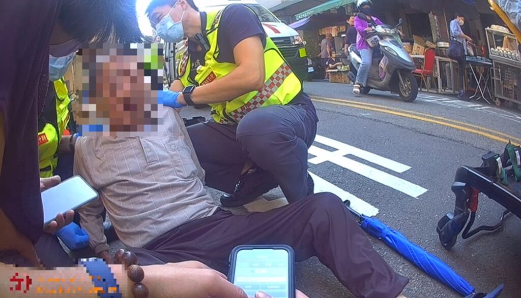 ▲圖說：8旬魏姓老翁頭部受傷仍堅持先去剪髮，警員找來老翁妻子勸導後終於同意先就醫 （圖／台中市政府 提供）