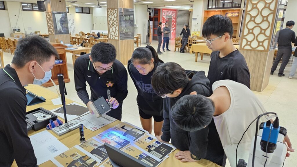 ▲圖說：活動以模擬真實情境讓學生了解科學在破案中的關鍵角色，親身體驗跡證採樣、判讀與邏輯推理 （圖／苗栗縣政府提供）