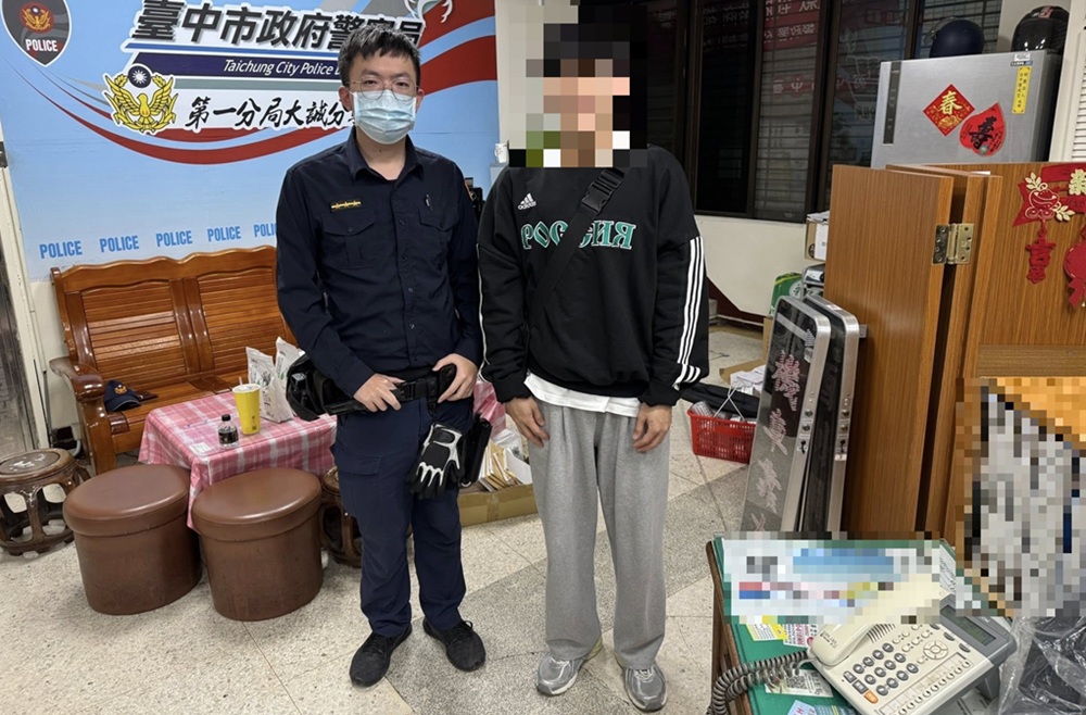 ▲圖說：韓籍柳姓旅客領回錢包後，開心地與員警合影 （圖／台中市政府 提供）