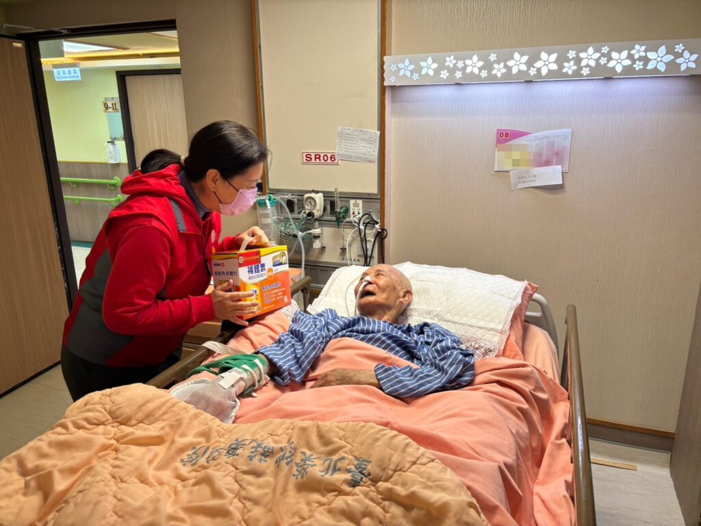 新北榮服處春節前夕慰問住院榮民如親人