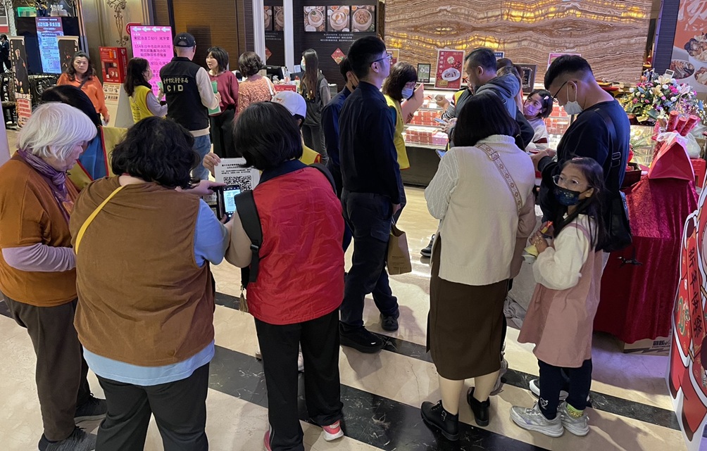 ▲圖說：填寫防詐問卷即可獲得知名餐廳Buffet餐券抽獎資格，吸引大批民眾踴躍參與 （圖／台中市政府 提供）