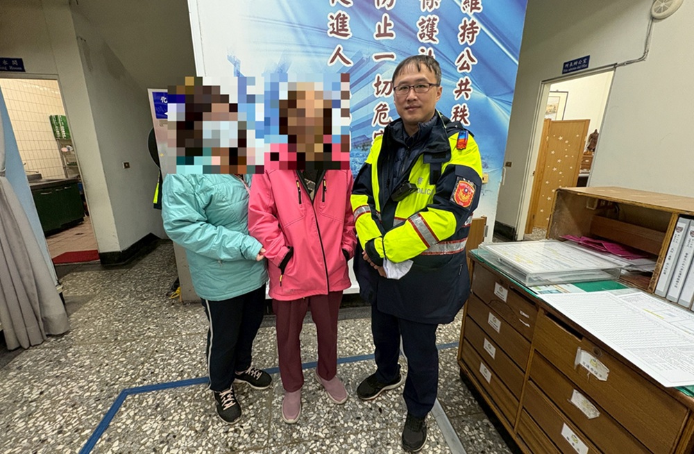 ▲圖說：員警將迷路游姓阿嬤帶回派出所照顧，並聯繫上家人至派出所接回家 （圖／台中市政府 提供）