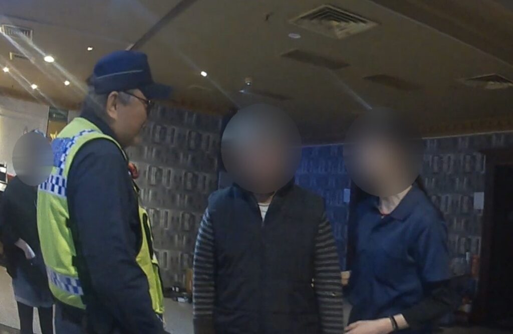 ▲圖說:KTV店員認出呆站在櫃檯前的黃男是常客,之前也有走失紀錄,便協助報警求助 (圖/台中市政府 提供)