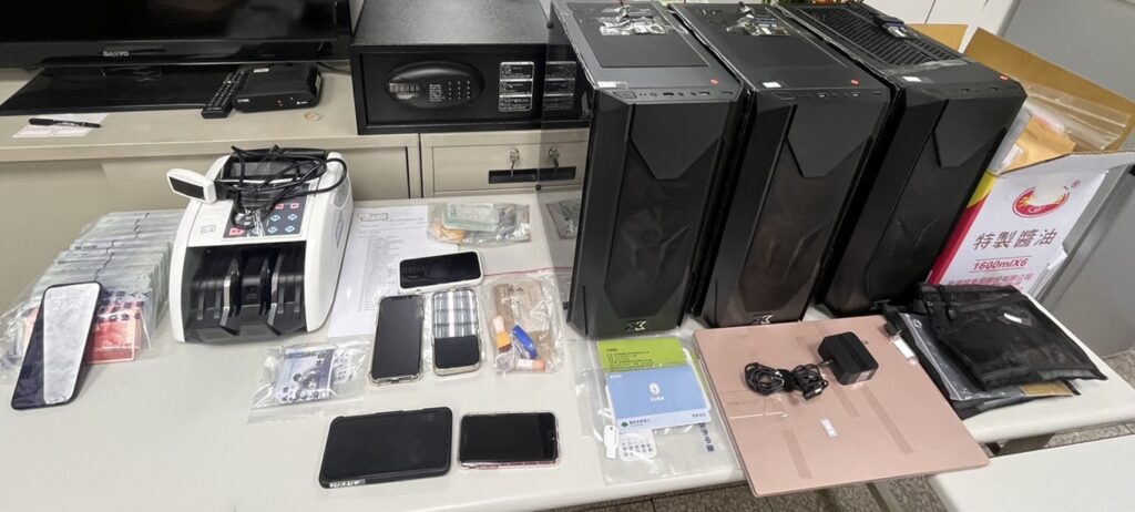 ▲圖說:警方於洗錢公司據點查扣涉案電腦、手機、公司帳戶及現金300餘萬元 (圖/台中市政府 提供)