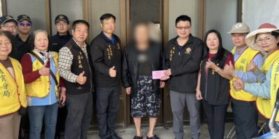 ▲圖說：苗栗通霄警副分局長率領同仁及志工，於春節前夕將愛心物資親自送到弱勢民眾手上 （圖／苗栗縣政府 提供）