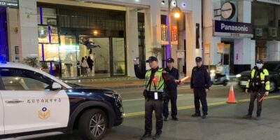 ▲圖說：中市警第一分局結合臺中憲兵隊，執行擴大路檢臨檢勤務，讓鄉親安心過好年 （圖／苗栗縣政府 提供）