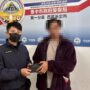▲圖說：梁姓男子剛走進派出所報案遺失皮夾，正好遇到員警正在聯絡失主，皮夾即刻物歸原主 （圖／台中市政府 提供）