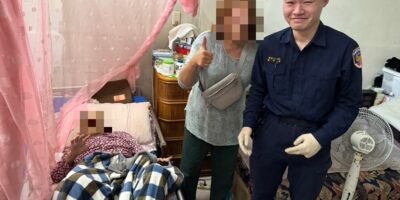▲圖說：將母親扶至床上後，陳姓婦人開心地與員警合影留念 （圖／台中市政府 提供）