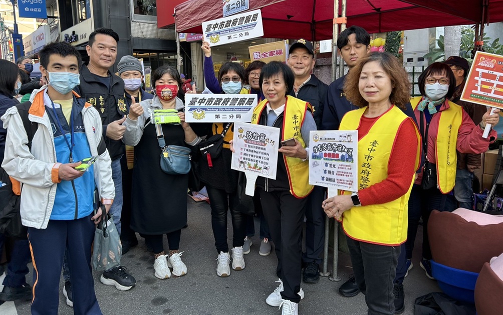 ▲圖說：迎接2026農曆春節，中市警局宣導團於市場向民眾宣導防竊防扒 （圖／台中市政府 提供）