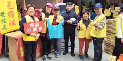 ▲圖說：中市觀心慈善會於春節前夕舉辦「關懷貧困、寒冬開倉大放糧」活動，繼中所亦派員協助並進行交安宣導 （圖／台中市政府 提供）