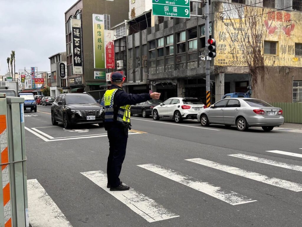 ▲圖說:苗栗警分局提醒,春節開車出遊,請遵循現場員警指揮,開心出門平安回家 苗栗縣政府 提供)