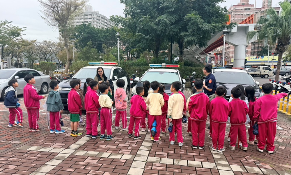 ▲圖說：小朋友們開心地聽警察哥哥介紹警車內部的各項裝備            （圖／台中市政府  提供）