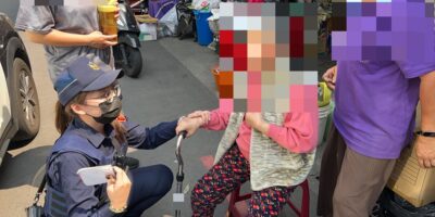 ▲圖說：員警發現在拄枴杖上標有老婦人身分資訊，遂據此成功找到家屬 （圖／台中市政府 提供）