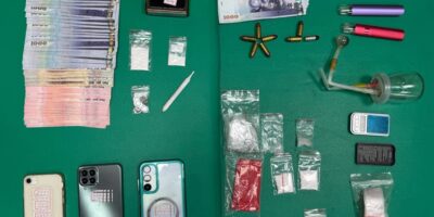 ▲圖說：中市刑大破獲「毒品直營門市」，起出海洛因、安非他命、依托咪酯煙彈、現金1萬餘元、手槍與子彈等證物 （圖／台中市政府 提供）