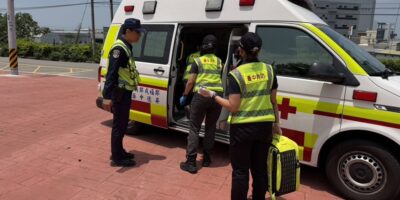 ▲圖說：在鐵路警察與警消人員的柔性勸說下，女子放棄輕生念頭，並登上救護車送醫治療 （圖／台中市政府 提供）