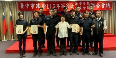 ▲圖說：臺中市長盧秀燕於治安會議中頒發「臺中市成功攔阻詐騙案件有功人員」感謝狀 （圖／台中市政府 提供）