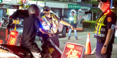 ▲圖說：中市警局結合保安警力，出動500餘名優勢警力執行「擴大取締毒駕專案勤務」 （圖／台中市政府 提供）