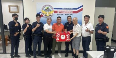 ▲圖說：義警分隊長與建國市場自治會長於端午佳節前夕，暖「粽」感謝堅守崗位的警察同仁 （圖／台中市政府 提供）