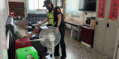 ▲圖說：在等待充電期間，員警貼心地奉茶讓老翁消暑休息 （圖／台中市政府 提供）