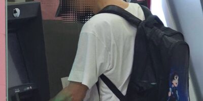 ▲圖說：61歲周姓車手身揹《鬼滅之刃》背包，一接獲詐團指示立即前往ATM領款 （圖／台中市政府 提供）