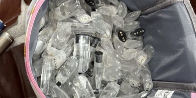 ▲圖說：中市刑大隊拂曉出擊，於周姓毒嫌住處查扣依托咪酯煙彈175顆 （圖／台中市政府 提供）
