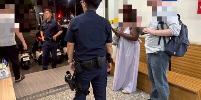 ▲圖說：民權所員警調閱監視器，順利找到計程車司機，協助外籍遊客找回遺落在計程車後座的手機 （圖／台中市政府 提供）