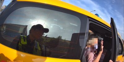 ▲圖說：交警大隊警員張欽裕為了老婦人的公車返家路線一路請教小巴司機、區公所志工，最終找來計程車將老婦人安全送回住處 （圖／台中市政府 提供）