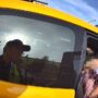 ▲圖說：交警大隊警員張欽裕為了老婦人的公車返家路線一路請教小巴司機、區公所志工，最終找來計程車將老婦人安全送回住處 （圖／台中市政府 提供）