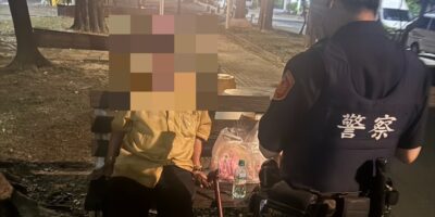 ▲圖說：一名老翁深夜獨自坐在公園長椅上，民權所員警接獲熱心民眾報案趕來協助 （圖／台中市政府 提供）