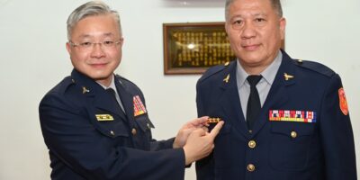 ▲圖說：二線三星警官林盈達(圖右)接受苗栗警察局長李忠萍(圖左)授階，陞任刑事警察大隊副大隊長 （圖／記者彭維權 提供）