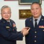 ▲圖說：二線三星警官林盈達(圖右)接受苗栗警察局長李忠萍(圖左)授階，陞任刑事警察大隊副大隊長 （圖／記者彭維權 提供）