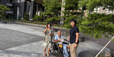 ▲圖說：中市交警大隊第一中隊長詹子瑩當起「運水工」，親自為長輩將飲用水加好加滿！ （圖／台中市政府 提供）