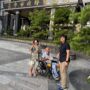 ▲圖說：中市交警大隊第一中隊長詹子瑩當起「運水工」，親自為長輩將飲用水加好加滿！ （圖／台中市政府 提供）