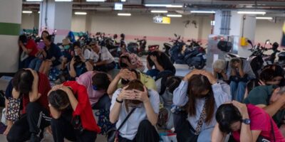 ▲圖說：民眾於演習避難時，熟悉「姿勢降低高度、保護頭部、嘴巴微張、背對爆炸、穩定停止」等防護要領，以降低爆震傷害 （圖／台中市政府 提供）