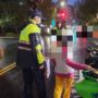 ▲圖說：民權所員警一眼認出老婦人一個月前曾經走失過，隨即調閱處理紀錄將其護送返家 （圖／台中市政府 提供）