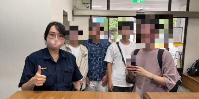 ▲圖說：民權派出所員警調閱多支監視影像，並仔細搜尋道路兩側及人行道，終於尋獲王姓男大生遺失的手機 （圖／台中市政府 提供）