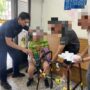 ▲圖說：員警將陳姓阿嬤載回民權派出所休息，並通知家屬前來 （圖／台中市政府 提供）