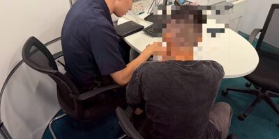 ▲圖說：黃姓男子誤踩「交友投資詐騙局」，公益所員警劉泰宇、許志在獲報趕往銀行攔阻 （圖／台中市政府 提供）