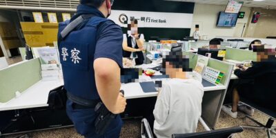▲圖說：員警獲報趕往第一銀行台中分行，成功攔阻「代工詐騙」，順利保住被害人張男血汗錢 （圖／台中市政府 提供）